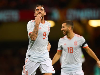 Paco Alcácer celebra su primer gol contra Gales.