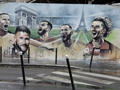 Un mural del artista callejero Ernesto Novo con algunos jugadores franceses de LaLiga en París. De izquierda a derecha, Kevin Gameiro, Nabil Fekir, Maxime Gonalons, Karim Benzema y Antoine Griezmann.
