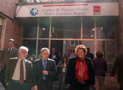 Rafael Simancas, en el centro, durante su visita de ayer a un centro sanitario de San Blas.