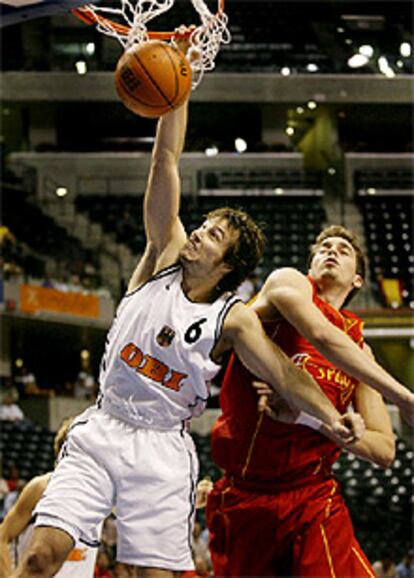 Jorg Lutcke machaca ante Pau Gasol en un momento del partido entre España y Alemania.