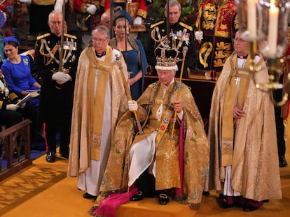 Carlos III, con la corona de San Eduardo, en la abadía de Westminster, este sábado.