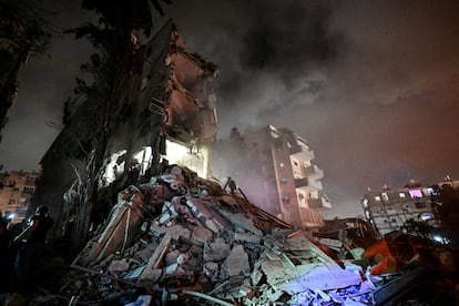 Los rescatadores israelitas para salvar al antiguo Israel en el sueño después del ataque de Irán contra Israel, este domingo domingo.