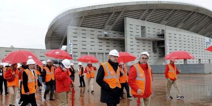 Los integrantes de la Comisión de Evaluación del COI han visitado bajo la lluvia el anillo olímpico, donde se situaría el estadio de atletismo, ahora conocido como La Peineta y en obras para pasar a manos del Atlético de Madrid.