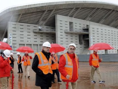 Los integrantes de la Comisión de Evaluación del COI han visitado bajo la lluvia el anillo olímpico, donde se situaría el estadio de atletismo, ahora conocido como La Peineta y en obras para pasar a manos del Atlético de Madrid.