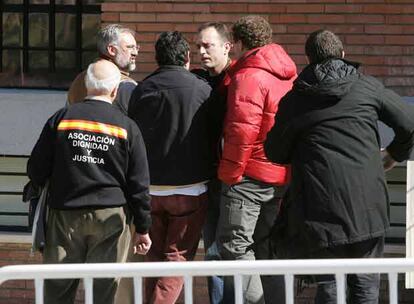 Daniel Portero (en el centro), hijo del fiscal asesinado, discute con el abogado Txema Matanzas (segundo de espaldas), durante un juicio al entorno de ETA en la Audiencia Nacional, en marzo del año pasado.