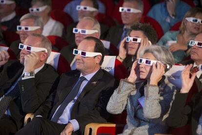 El presidente francés, Francois Hollande, junto a directivos del Centro Nacional Francés para Estudios del Espacio (CNES).