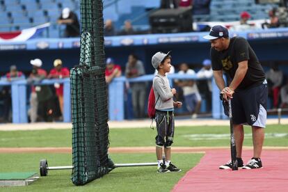 Un jugador de los Tampa Bay Rays habla con un ni&ntilde;o cubano en el Estadio Latinoamericano