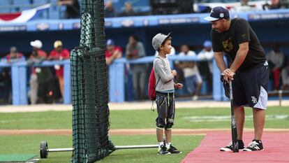 Jogador do Tampa Bay Rays conversa com um menino no Estádio Latino-Americano.