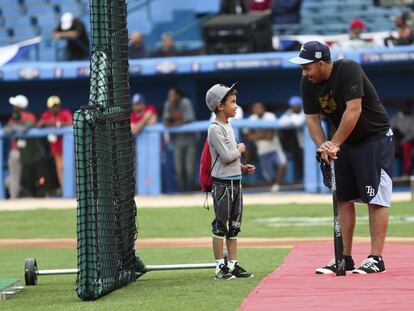 Un jugador de los Tampa Bay Rays habla con un ni&ntilde;o cubano en el Estadio Latinoamericano