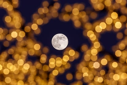 La luna llena, vista desde las iluminaciones navideñas en Zaragoza, el pasado martes 26 de diciembre.