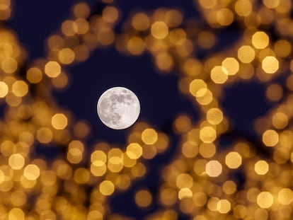 La luna llena, vista desde las iluminaciones navideñas en Zaragoza, el pasado martes 26 de diciembre.