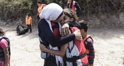 Migrants arribats avui a Lesbos s'abracen després de creuar l'Egeu.