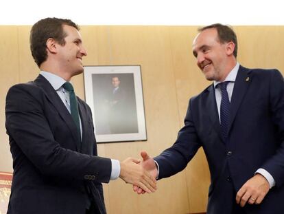 El líder del PP, Pablo Casado, junto al presidente de UPN, Javier Esparza (d), socio en la coalición Navarra Suma, este martes en el Congreso de los Diputados. 