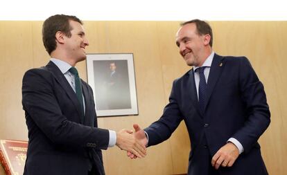 El líder del PP, Pablo Casado, junto al presidente de UPN, Javier Esparza (d), socio en la coalición Navarra Suma, este martes en el Congreso de los Diputados. 