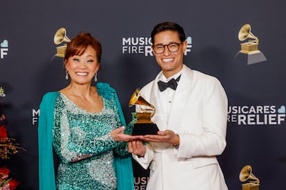 Mimy y Tony Succar sostienen su grammy a Mejor ?lbum Tropical Latino en Los ?ngeles, California, el 2 de febrero de 2025.