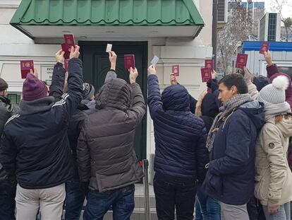 Algunos de los afectados frente al Consulado de España en Kiev, este miércoles.