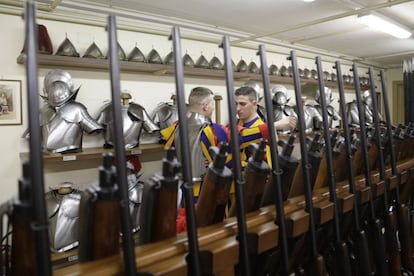 Dos jóvenes ultiman los detalles de sus uniformes y de sus armaduras antes de iniciar su juramento en el Vaticano.