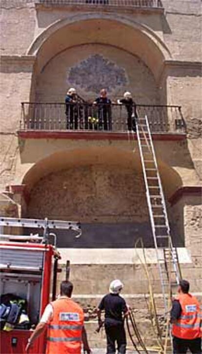 Bomberos en el balcón por el que accedieron para sofocar el incendio.