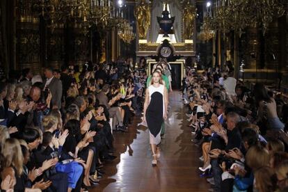 Panorámica del desfile de la colección de Stella McCartney para la próxima temporada de primavera / verano 2013.