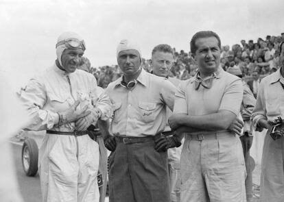 Juan Manuel Fangio no pasará a la historia únicamente por su paso por Ferrari, donde consiguió tan solo uno de sus cinco campeonato del mundo coincidiendo con la temporada en la que ocupó un asiento allí. En la fotografía, junto al italiano Alberto Ascari, a su izquierda, y uno de sus pilotos favoritos: Raymond Sommer, a su derecha.