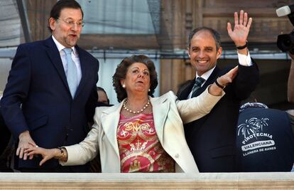 Desde la izquierda, Mariano Rajoy, Rita Barberá y Francisco Camps, en el  balcón del Ayuntamiento de Valencia en junio de 2009.