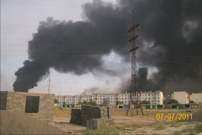 Imagen del humo provocado por la explosión de arsenales militares en la ciudad de Abadán.