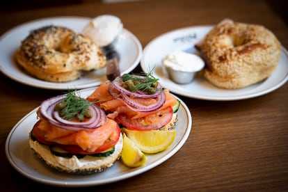 Bagel con queso crema, salmón ahumado, tomate, pepino, cebolla y eneldo, de Mazal bagels.