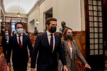 Teodoro García Egea (izquierda), Pablo Casado y Cuca Gamarra, a su llegada al Congreso para el pleno de los Presupuestos, el miércoles.