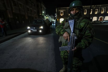 Militares realizan controles en las calles de Quito, en Ecuador