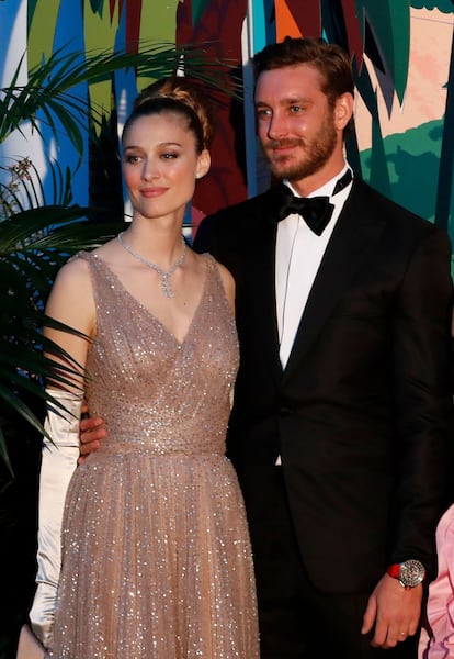 Pierre Casiraghi y su esposa Beatrice Boromeo, a su llegada al Baile de la Rosa, que organiza Carolina de Mónaco.