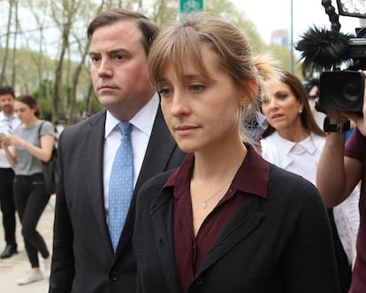 La actriz Allison Mack, el 4 de mayo de 2018, después de su juicio por tráfico sexual y reclutamiento de mujeres para la secta de Keith Raniere.