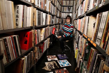 Íñigo Pastor, responsable de la discográfica Munster Records, rodeado de los vinilos que atesora.