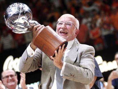 El accionista mayoritario del Valencia Basket, Juan Roig, con la copa de campeones de la Liga ACB tras imponerse en el cuarto partido al Real Madrid esta noche en el pabellón de la Fuente de San Luis de Valencia.