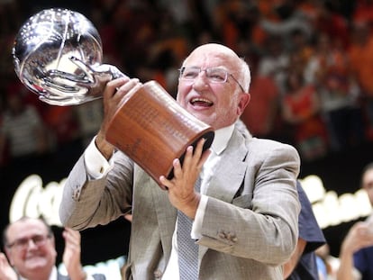 El accionista mayoritario del Valencia Basket, Juan Roig, con la copa de campeones de la Liga ACB tras imponerse en el cuarto partido al Real Madrid esta noche en el pabellón de la Fuente de San Luis de Valencia.