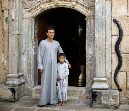 Padre e hijo, en el santuario de Lalesh, el principal templo de peregrinación y culto de la religió yazidí, en el Kurdistán iraquí.