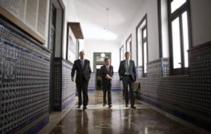 El presidente del Tribunal Superior de Xustiza de Galicia (TSXG), Miguel Ángel Cadenas (i), el vocal para Galicia del Consejo General del Poder Judicial, Manuel Almenar (c) y el vicepresidente de la Xunta, Alfonso Rueda (d), asistieron hoy a la reunión de seguimiento del plan de actuación ante la presentación masiva de demandas por preferentes.