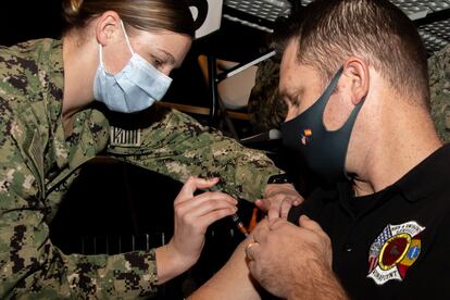 Un militar estadounidense se vacuna de la covid en el Hospital Naval de la base de Rota (Cádiz).