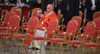 Un cardenal espera el comienzo de la misa 'Pro eligendo Pontifice' en la Basílica de San Pedro.