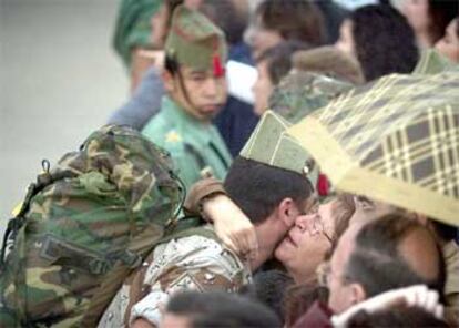 Así eran recibidos los soldados procedentes de Irak que han llegado esta mañana a Almería.