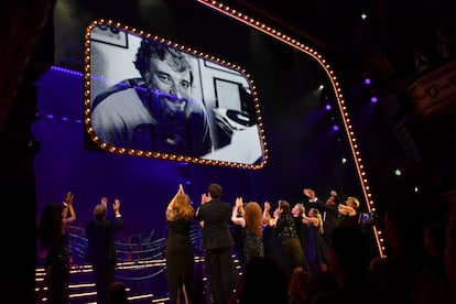 Un instante de la función, en octubre de 2023, de 'Old Friends', revista musical con canciones de Stephen Sondheim. En la foto: Christine Allado, Beatrice Penny-Touré, Jac Yarrow, Bonnie Langford, Bernadette Peters, sir Cameron Mackintosh, Lea Salonga, Joanna Riding, Gavin Lee, Jason Pennycooke, Janie Dee, Marley Fenton, Damian Humbley y Richard Dempsey.