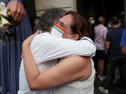 Ada Colau, alcaldesa de Barcelona, y Jordi Cuixart, presidente de Òmnium, se abrazan el día del pregón de las fiestas de Gràcia.  EFE/Alejandro García