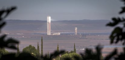 Una de las Torres de la Plataforma solar Sol&uacute;car de la empresa Abengoa en Sanlucar la Mayor (Sevilla). 