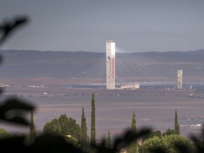 Una de las Torres de la Plataforma solar Sol&uacute;car de la empresa Abengoa en Sanlucar la Mayor (Sevilla). 