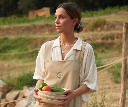 Verónica Gómez de Liaño con el mandil de COL, su vajilla y unas verduras ecológicas.