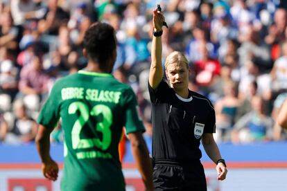 Bibiana Steinhaus, durante el partido entre el Hertha y el Werder Bremen.