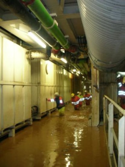 Empleados trabajando en un túnel inundado.