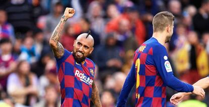 Arturo Vidal festeja su tanto al Alavés.