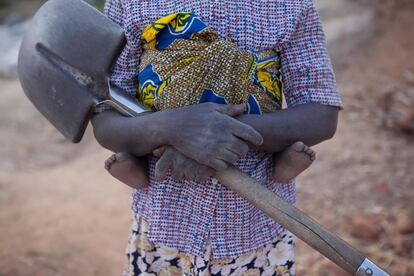 Una de las bellas imágenes que pueden verse en Bamako y que retrata la dura vida de los africanos.