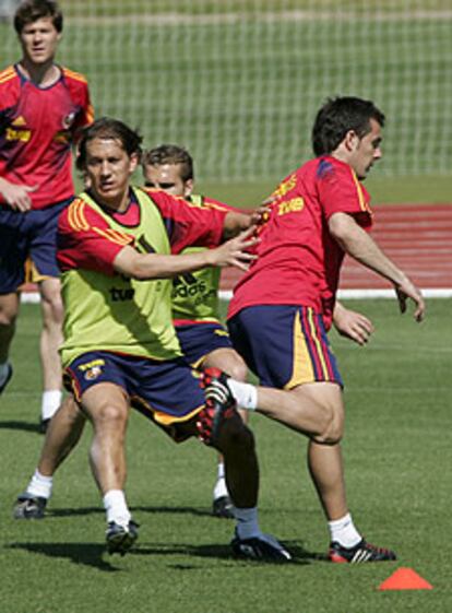 Salgado choca con Marchena en el entrenamiento de ayer.