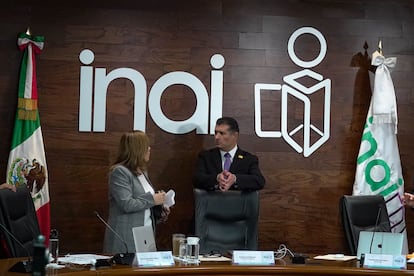 Blanca Lilia Ibarra Cadena y Adrián Alcalá Méndez durante la sesión ordinaria del  Instituto Nacional de Transparencia y Acceso a la Información.